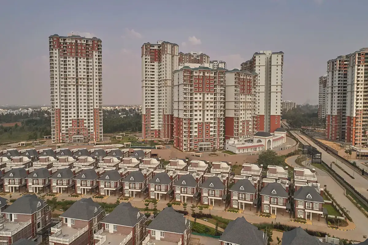 Prestige Lakeside Habitat family lifestyle in landscaped residential community
