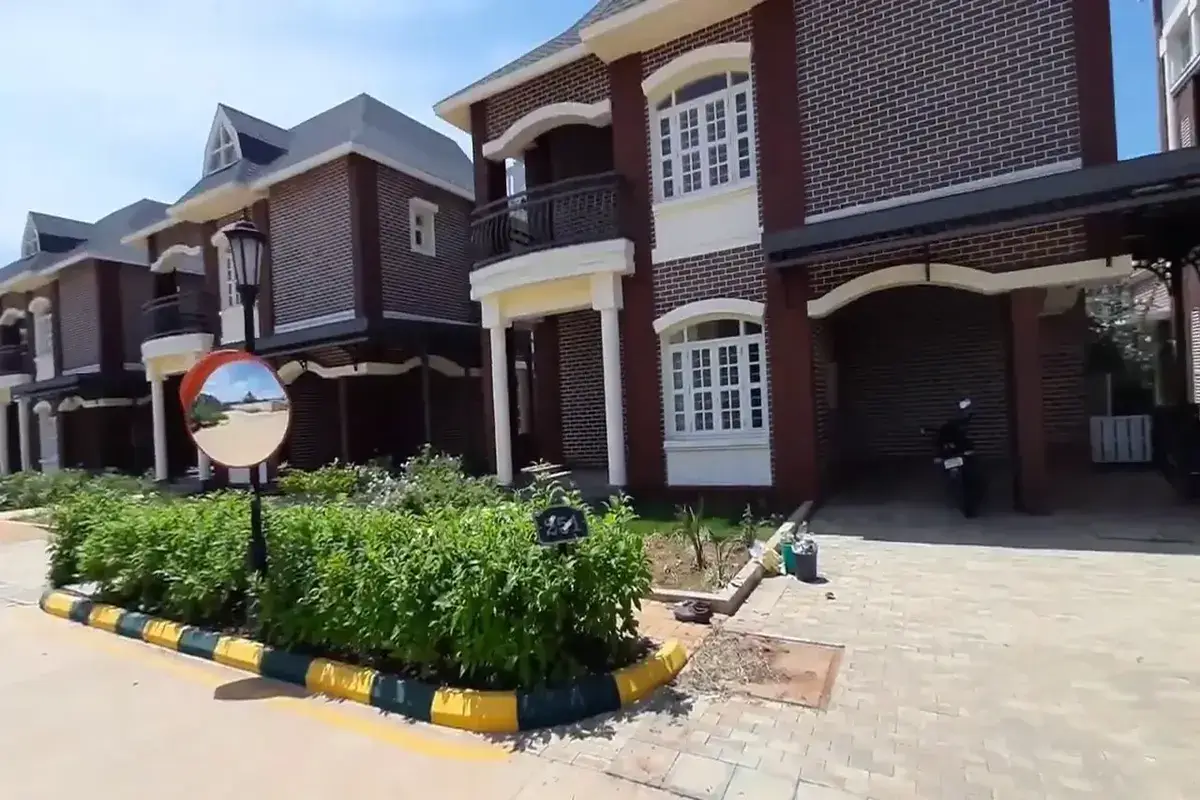 Prestige Lakeside Habitat swimming pool